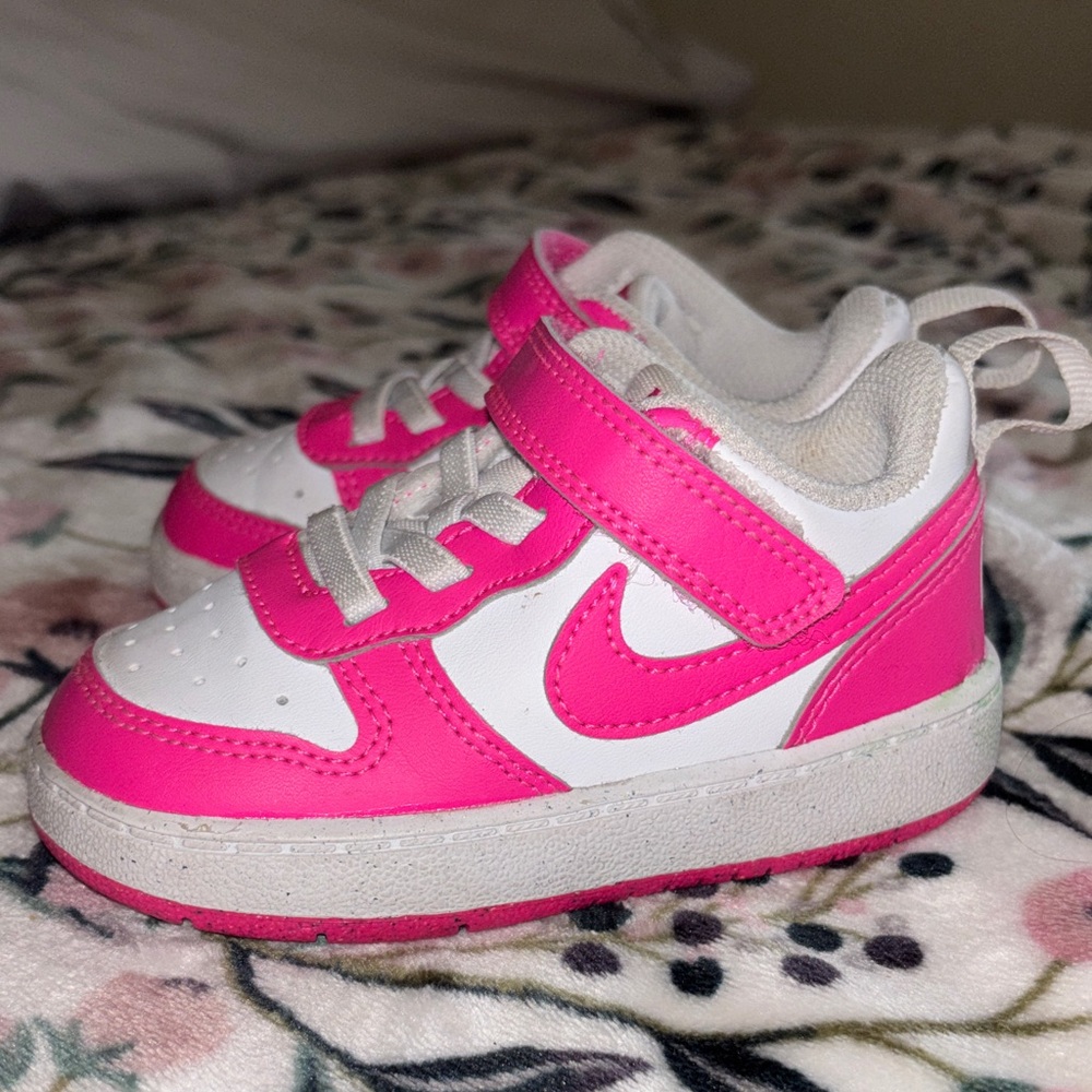 Nike Kids Sneakers in Pink and White - Picture 3 of 6